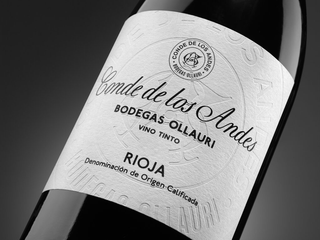 Etiqueta del vino de Rioja Conde de los Andes en la que destaca el bajorrelieve de fondo